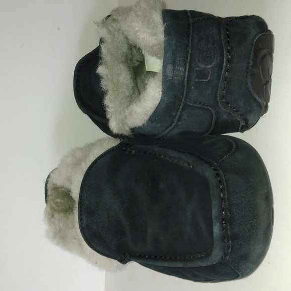 UGG Slippers - Picture 2 of 8